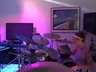 Felicity feline drums 和 jams 同 朋友 背后 该 场景