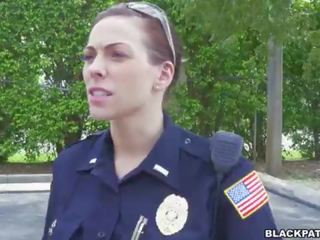 Perempuan polisi menarik lebih hitam suspect dan mengisap dia kontol