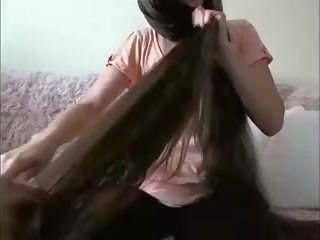 Очарователен дълго коси брюнетка hairplay коса brush мокри коса